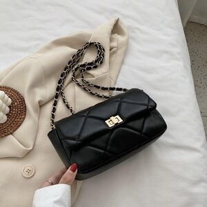 Quilted Black Chain Shoulder Bag – Elegant Padded Crossbody Handbag